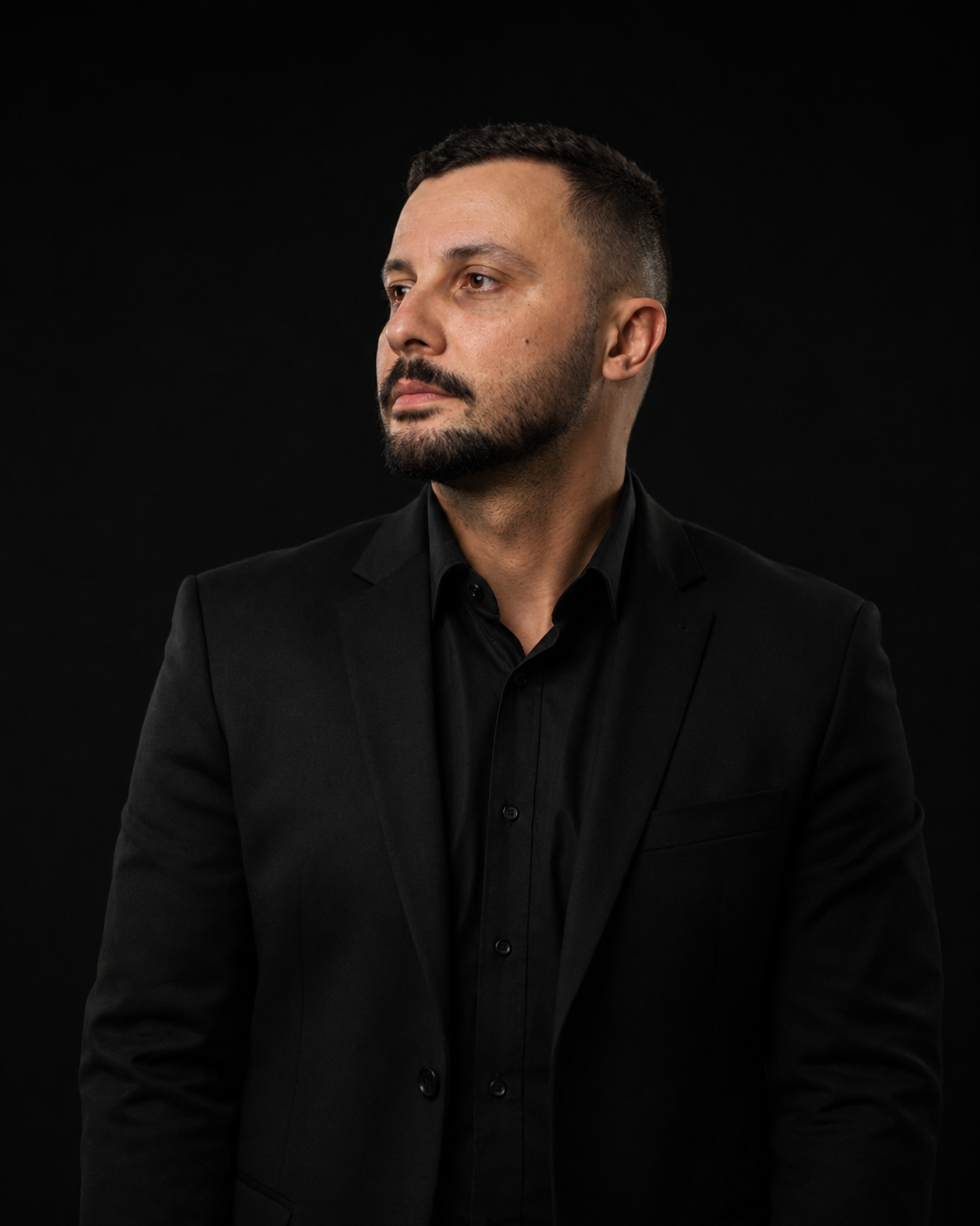 Retrato institucional de Allan Aguiar em fundo escuro